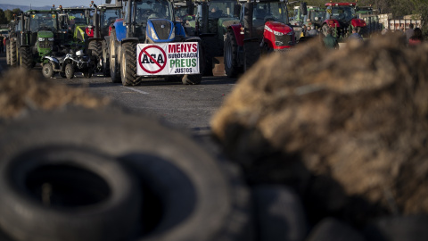 Los agricultores catalanes han cortado durante varios días la autopista AP-7, principal conexión terrestre entre España y Francia. Los agricultores catalanes han cortado durante varios días la autopista AP-7, principal conexión terrestre entre España y Francia.