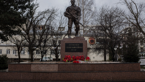 Monumento en honor a uno de los líderes del UKÇ, frente del antiguo edificio de la guerrilla en la localidad de Deçan, Kosovo. Monumento en honor a uno de los líderes del UKÇ, frente del antiguo edificio de la guerrilla en la localidad de Deçan, Kosovo.