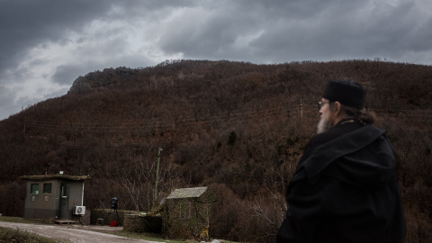 Uno de los 4 check points que controlan el perímetro del monasterio, custodiado por soldados de la KFOR (fuerza liderada por la OTAN). Uno de los 4 check points que controlan el perímetro del monasterio, custodiado por soldados de la KFOR (fuerza liderada por la OTAN).
