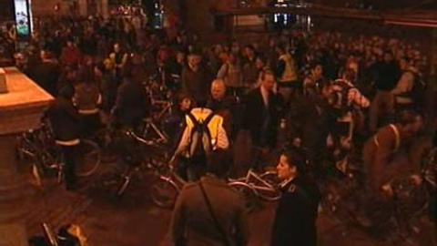 Bicis críticas contra coches agresivos Bicis críticas contra coches agresivos