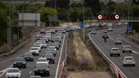 Imagen de archivo de la operación retorno del puente de mayo en la autovía A3. Imagen de archivo de la operación retorno del puente de mayo en la autovía A3.