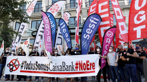 Representantes de trabajadores de Caixabank se concentran este lunes en Madrid en protesta por el rechazo de la dirección a sus propuestas sobre la reducción del número de despidos que prepara la entidad. Representantes de trabajadores de Caixabank se concentran este lunes en Madrid en protesta por el rechazo de la dirección a sus propuestas sobre la reducción del número de despidos que prepara la entidad.