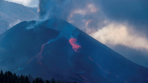 Salida de lava desde la nueva boca que se abrió este domingo 24 de octubre de 2021 por la tarde. Salida de lava desde la nueva boca que se abrió este domingo 24 de octubre de 2021 por la tarde.