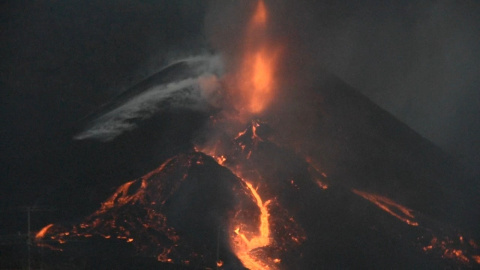 El volcán de La Palma, en máxima actividad: más lava, energía y sismicidad El volcán de La Palma, en máxima actividad: más lava, energía y sismicidad