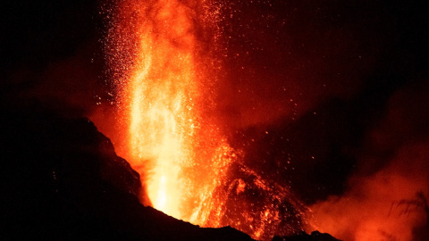 El Instituto Volcanológico de Canarias, Involcan, ha informado de una nueva rotura del cono del volcán de Cumbre Vieja. El Instituto Volcanológico de Canarias, Involcan, ha informado de una nueva rotura del cono del volcán de Cumbre Vieja.