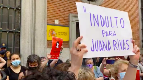Concentración ante el Ministerio de Justicia reclamando el indulto para Juana Rivas.