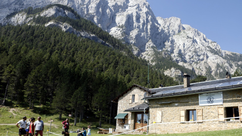 El refugio Lluís Estasén, con el Pedraforca en el fondo. El refugio Lluís Estasén, con el Pedraforca en el fondo.