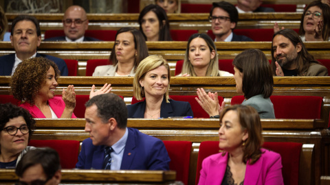 La vicepresidenta primera del Parlament, Raquel Sans, aplaudida per les diputades d'ERC Marta Vilalta i Laia Cañigueral La vicepresidenta primera del Parlament, Raquel Sans, aplaudida per les diputades d'ERC Marta Vilalta i Laia Cañigueral