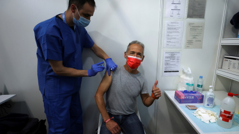 Un sanitario administra una vacuna contra la covid Un sanitario administra una vacuna contra la covid