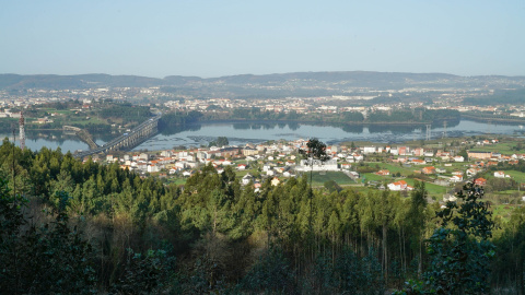 Vista de la ría de Ferrol desde una aldea.