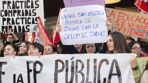 Varios estudiantes protestan con carteles frente a la Asamblea de Madrid, a 1 de febrero de 2024, en Madrid (España). Varios estudiantes protestan con carteles frente a la Asamblea de Madrid, a 1 de febrero de 2024, en Madrid (España).