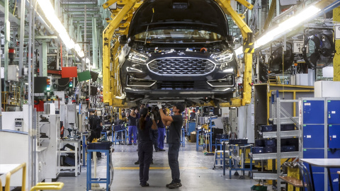Dos trabajadores con un vehículo de la fábrica de Ford en Almussafes, a 24 de octubre de 2022. Dos trabajadores con un vehículo de la fábrica de Ford en Almussafes, a 24 de octubre de 2022.