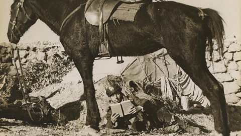 Miliciano de caballería leyendo durante la guerra civil. Miliciano de caballería leyendo durante la guerra civil.