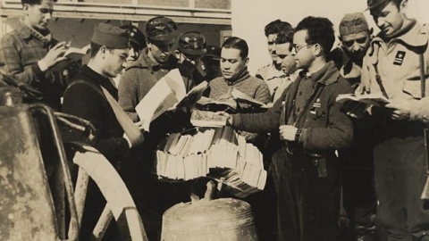 Llegada de una remesa de libros al frente republicano. Llegada de una remesa de libros al frente republicano.