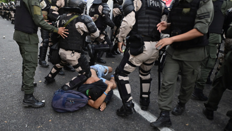 3/2/24 - Policías y manifestantes se enfrentan durante un nuevo día de protestas luego de la aprobación de la ley ómnibus, este viernes, a las afueras del Congreso de la Nación en Buenos Aires. 3/2/24 - Policías y manifestantes se enfrentan durante un nuevo día de protestas luego de la aprobación de la ley ómnibus, este viernes, a las afueras del Congreso de la Nación en Buenos Aires.