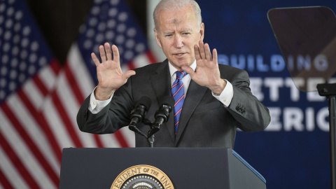El presidente de los Estados Unidos, Joe Biden, con la frente manchada de ceniza el Miércoles de Ceniza, habla sobre el proyecto de ley de infraestructura de un billón de dólares estadounidenses en la Universidad de Wisconsin-Superior, en Superior, Wis El presidente de los Estados Unidos, Joe Biden, con la frente manchada de ceniza el Miércoles de Ceniza, habla sobre el proyecto de ley de infraestructura de un billón de dólares estadounidenses en la Universidad de Wisconsin-Superior, en Superior, Wis