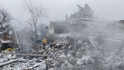 Una foto de un folleto publicada por el servicio de prensa del Servicio Estatal de Emergencia de Ucrania muestra las secuelas de un bombardeo en Zhytomyr, Ucrania, el 2 de marzo de 2022. Una foto de un folleto publicada por el servicio de prensa del Servicio Estatal de Emergencia de Ucrania muestra las secuelas de un bombardeo en Zhytomyr, Ucrania, el 2 de marzo de 2022.