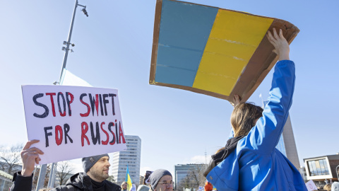 Un manifestante sostiene un cartel que dice "Stop Swift for Russia" mientras protesta contra la operación militar masiva de Rusia contra Ucrania durante una manifestación en la sede de las Naciones Unidas en Ginebra, Suiza, el 26 de febrero de 2022. Un manifestante sostiene un cartel que dice "Stop Swift for Russia" mientras protesta contra la operación militar masiva de Rusia contra Ucrania durante una manifestación en la sede de las Naciones Unidas en Ginebra, Suiza, el 26 de febrero de 2022.