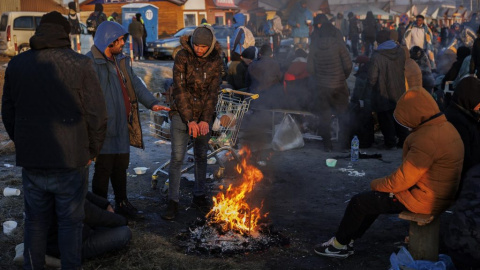 Varias personas procedentes de Ucrania, en su mayoría de nacionalidad no ucraniana, tratan de combatir el frio en las inmediaciones de la frontera con Ucrania en Medyka (Polonia). Varias personas procedentes de Ucrania, en su mayoría de nacionalidad no ucraniana, tratan de combatir el frio en las inmediaciones de la frontera con Ucrania en Medyka (Polonia).