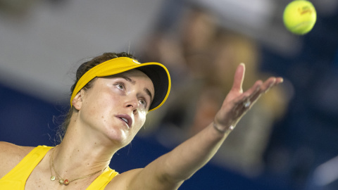 La tenista ucraniana Elina Svitolina lanza una bola contra la rusa Anastasia Potapova La tenista ucraniana Elina Svitolina lanza una bola contra la rusa Anastasia Potapova