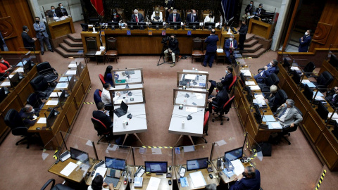 Fotografía cedida por el Senado que muestra la sala durante la discusión y posterior votación de la Acusación Constitucional contra el presidente de Chile, Sebastián Piñera. Fotografía cedida por el Senado que muestra la sala durante la discusión y posterior votación de la Acusación Constitucional contra el presidente de Chile, Sebastián Piñera.