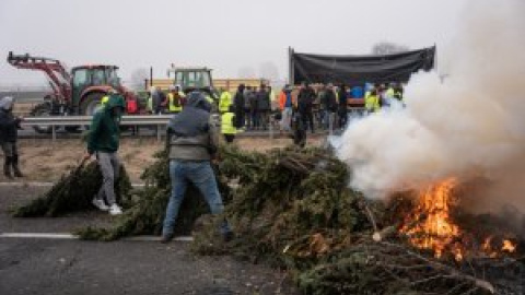 Los agricultores intensifican sus protestas mientras Sánchez les tiende la mano Los agricultores intensifican sus protestas mientras Sánchez les tiende la mano