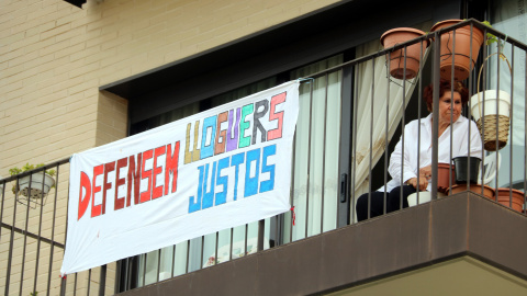 Cartell a favor d'uns lloguers justos en un balcó de Sant Fruitós del Bages. Cartell a favor d'uns lloguers justos en un balcó de Sant Fruitós del Bages.