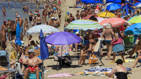 Vista general de la playa de Levante de Benidorm adonde ha acudido un gran número de personas durante este miércoles en el que habrá un aumento generalizado de las temperaturas y cielos despejados según la Agencia Estatal de Meteorología (Aemet). Vista general de la playa de Levante de Benidorm adonde ha acudido un gran número de personas durante este miércoles en el que habrá un aumento generalizado de las temperaturas y cielos despejados según la Agencia Estatal de Meteorología (Aemet).
