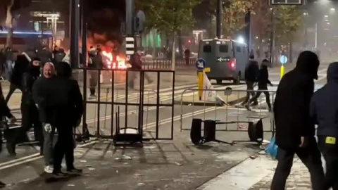 Violentos disturbios en Rotterdam tras las protestas contra las restricciones Violentos disturbios en Rotterdam tras las protestas contra las restricciones