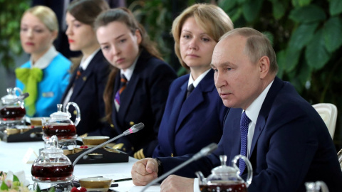 05/03/2022 Vladimir Putin, durante su visita a una escuela de aviación en Moscú (Rusia) 05/03/2022 Vladimir Putin, durante su visita a una escuela de aviación en Moscú (Rusia)