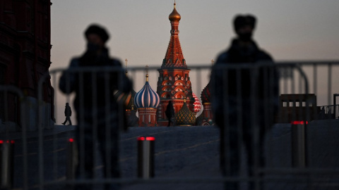 Oficiales de policía bloquean el acceso a la Plaza Roja en el centro de Moscú el 2 de marzo de 2022 Oficiales de policía bloquean el acceso a la Plaza Roja en el centro de Moscú el 2 de marzo de 2022