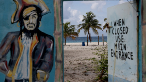 Un dibujo de un pirata junto a una puerta que da acceso a la playa en Bridgetown (Barbados). AFP/Getty Images/Joe Raedle Un dibujo de un pirata junto a una puerta que da acceso a la playa en Bridgetown (Barbados). AFP/Getty Images/Joe Raedle