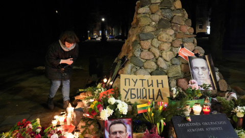 Una mujer se agacha para encender una vela, mientras la gente asiste a un evento conmemorativo, después de la muerte del líder de la oposición rusa Alexei Navalny en Vilna, Lituania. Una mujer se agacha para encender una vela, mientras la gente asiste a un evento conmemorativo, después de la muerte del líder de la oposición rusa Alexei Navalny en Vilna, Lituania.