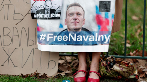 Una mujer sostiene un cartel con un retrato del líder de la oposición rusa Alexei Navalni tras su muerte, en la embajada rusa en París, a 16 de febrero de 2024. Una mujer sostiene un cartel con un retrato del líder de la oposición rusa Alexei Navalni tras su muerte, en la embajada rusa en París, a 16 de febrero de 2024.