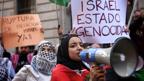 Varias personas durante la manifestación en apoyo a Palestina, el 17 de febrero de 2024, en Madrid (España). Varias personas durante la manifestación en apoyo a Palestina, el 17 de febrero de 2024, en Madrid (España).