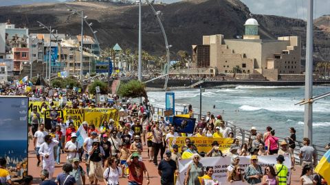 Decenas de personas protestan con carteles durante una manifestación contra el modelo turístico, a 20 de abril de 2024, en Las Palmas de Gran Canaria. Decenas de personas protestan con carteles durante una manifestación contra el modelo turístico, a 20 de abril de 2024, en Las Palmas de Gran Canaria.