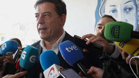 El candidato del PSdeG a la Presidencia de la Xunta, José Ramón Gómez Besteiro, se dirige a medios de comunicación tras ejercer su derecho a voto, en Lugo, a 18 de febrero de 2024. El candidato del PSdeG a la Presidencia de la Xunta, José Ramón Gómez Besteiro, se dirige a medios de comunicación tras ejercer su derecho a voto, en Lugo, a 18 de febrero de 2024.