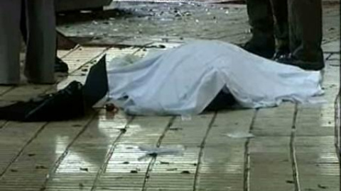 Una joven intenta suicidarse tirándose por la venta y mata a otra persona Una joven intenta suicidarse tirándose por la venta y mata a otra persona