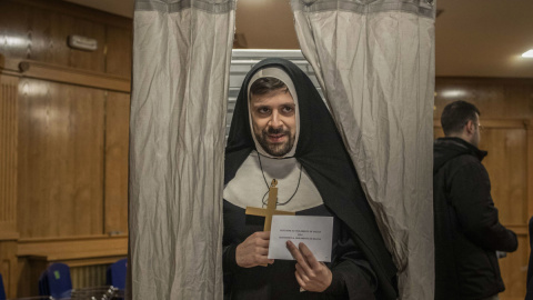 En la imagen, una persona disfrazada vota en un colegio electoral en Xinzo de Limia (Ourense), a 18 de febrero de 2024. En la imagen, una persona disfrazada vota en un colegio electoral en Xinzo de Limia (Ourense), a 18 de febrero de 2024.