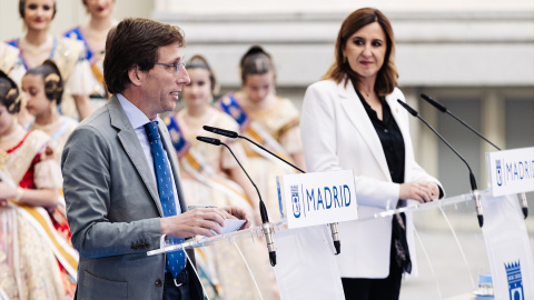 El alcalde de Madrid, José Luis Martínez-Almeida, y la alcaldesa de Valencia, María José Catalá, intervienen antes de la mascletá madrileña, en el Palacio de Cibeles, a 18 de febrero de 2024, en Madrid (España).