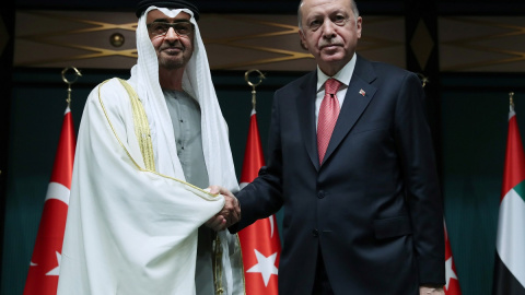 El presidente turco Erdogan se reúne con el príncipe heredero de Abu Dhabi, el jeque Mohammed bin Zayed al-Nahyan. El presidente turco Erdogan se reúne con el príncipe heredero de Abu Dhabi, el jeque Mohammed bin Zayed al-Nahyan.