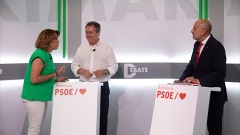 Susana Díaz (i), Juan Espadas (c) y Luis Ángel Hierro (d) posan antes del debate entre los tres candidatos de las primarias del PSOE-A a 08 de junio del 2021 en Sevilla, Andalucía. Susana Díaz (i), Juan Espadas (c) y Luis Ángel Hierro (d) posan antes del debate entre los tres candidatos de las primarias del PSOE-A a 08 de junio del 2021 en Sevilla, Andalucía.