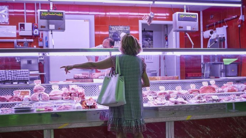 Imagen de archivo de una mujer comprando en una carnicería. Imagen de archivo de una mujer comprando en una carnicería.