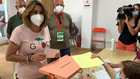 Susana Díaz posa mientras depositaba su voto en las primarias del PSOE andaluz. Susana Díaz posa mientras depositaba su voto en las primarias del PSOE andaluz.