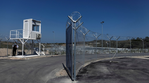 Vista de las concertinas del campamento de migrantes de tipo cerrado en la isla de Samos. Vista de las concertinas del campamento de migrantes de tipo cerrado en la isla de Samos.