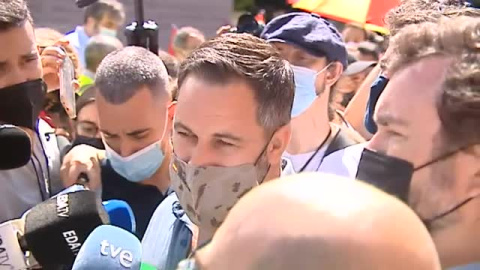 Abascal señala la "traición" de los indultos acudiendo a Colón "sin vergüenza a ninguna foto" Abascal señala la "traición" de los indultos acudiendo a Colón "sin vergüenza a ninguna foto"