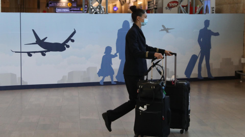 Una azafata camina en el Aeropuerto Internacional Ben Gurion cerca de Tel Aviv, Israel, el 28 de noviembre de 2021 Una azafata camina en el Aeropuerto Internacional Ben Gurion cerca de Tel Aviv, Israel, el 28 de noviembre de 2021