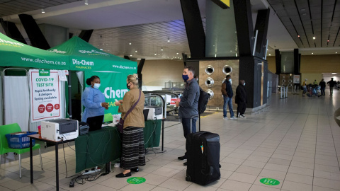 Varios pasajeros se someten a test de covid en el Aeropuerto Internacional de Johannesburgo.