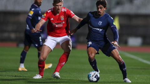 Rafa Santos, del Belenenses, controla el balón ante Jan Vertonghen, del Benfica.