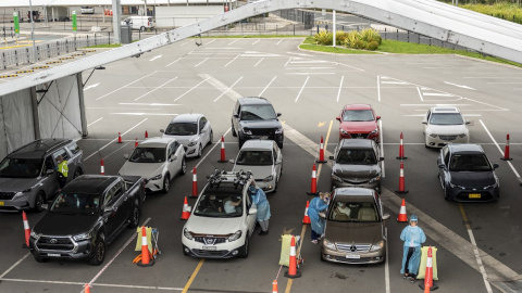 Personal sanitario realiza test en un parking en el centro de Sydney.